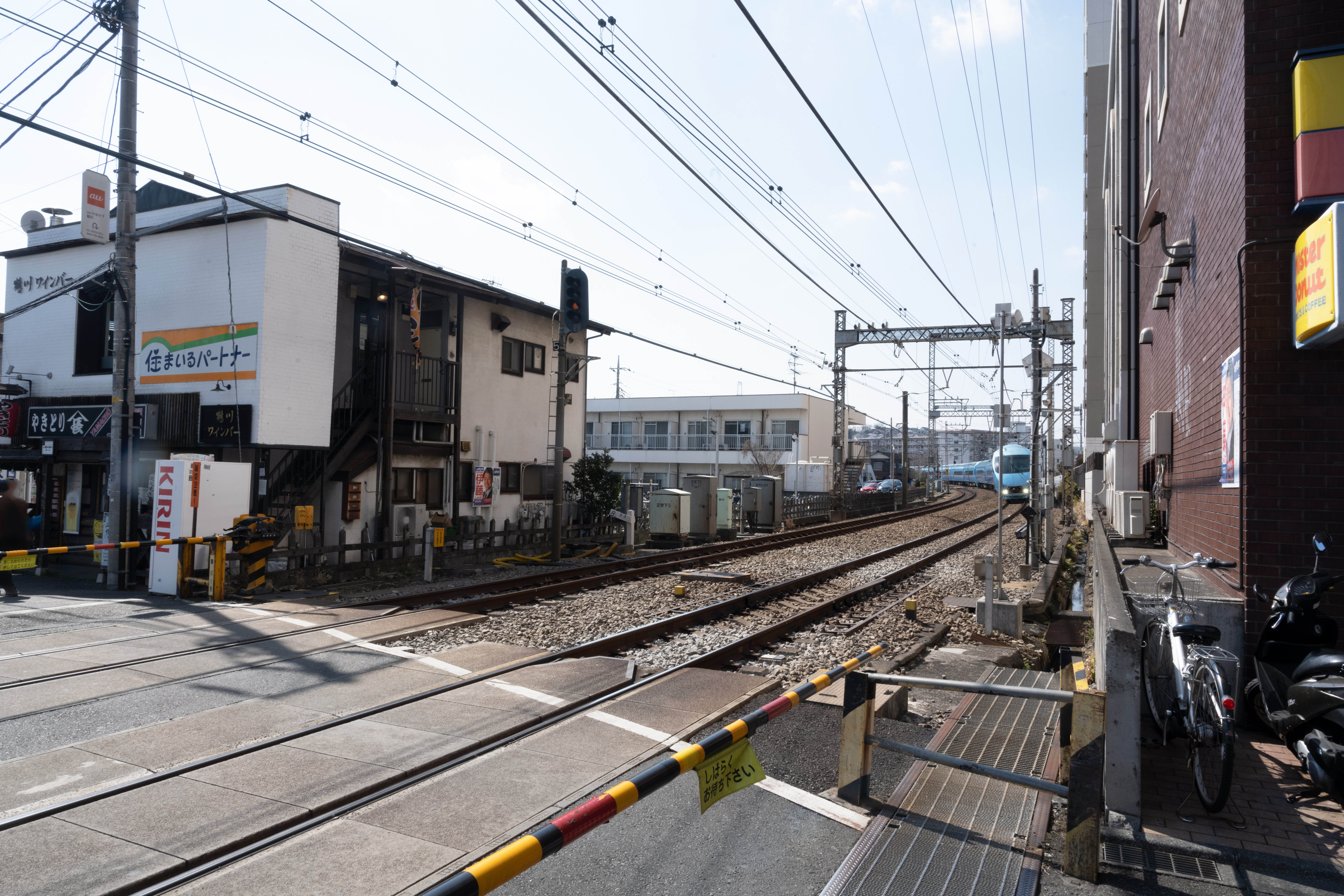 鶴川駅の踏切1"