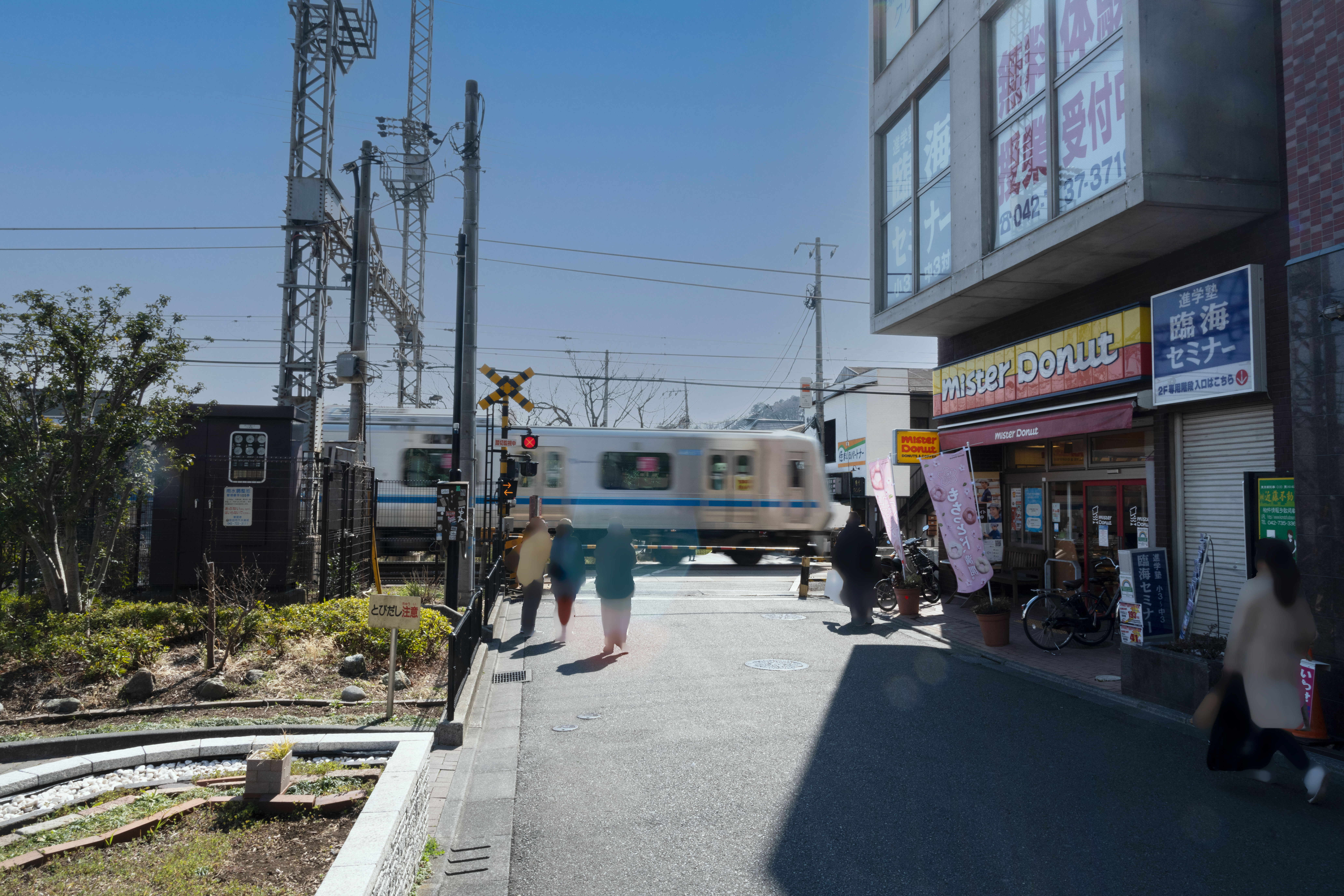 鶴川駅の踏切2"