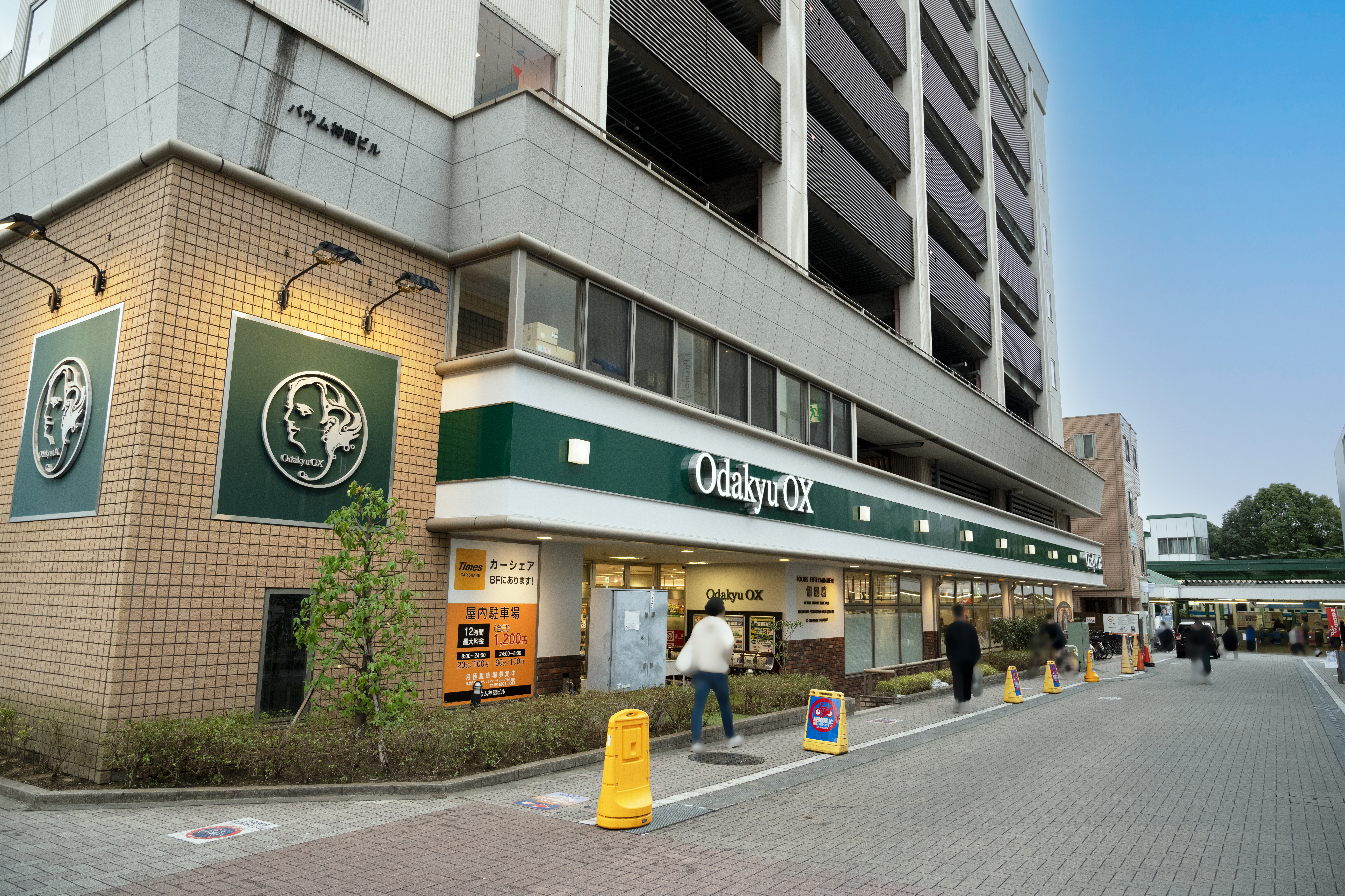 鶴川駅前OdakyuOX2"